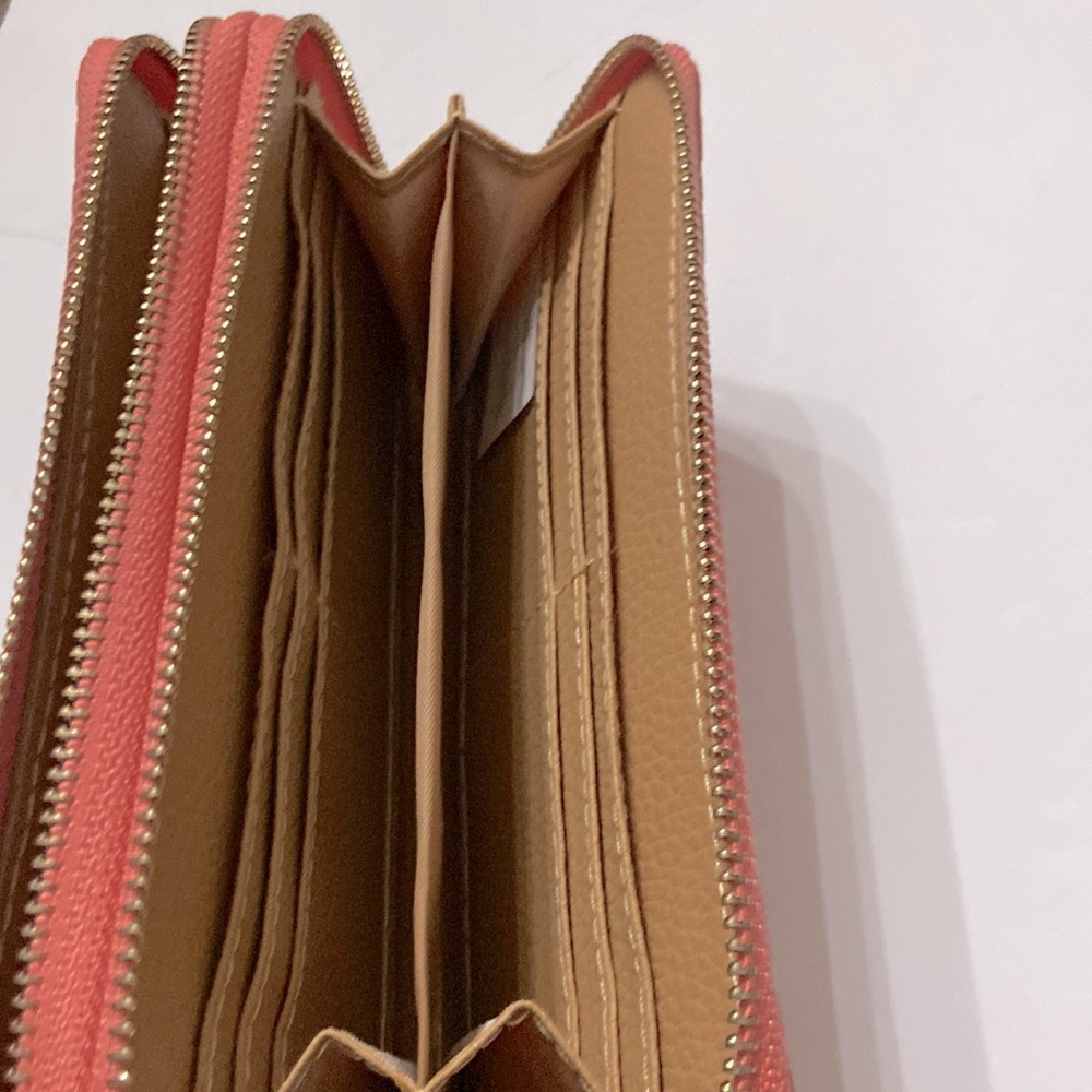 Clutch wristlet billfold. Has 2 separate compartments, stores all your cards.. - Picture 5 of 7